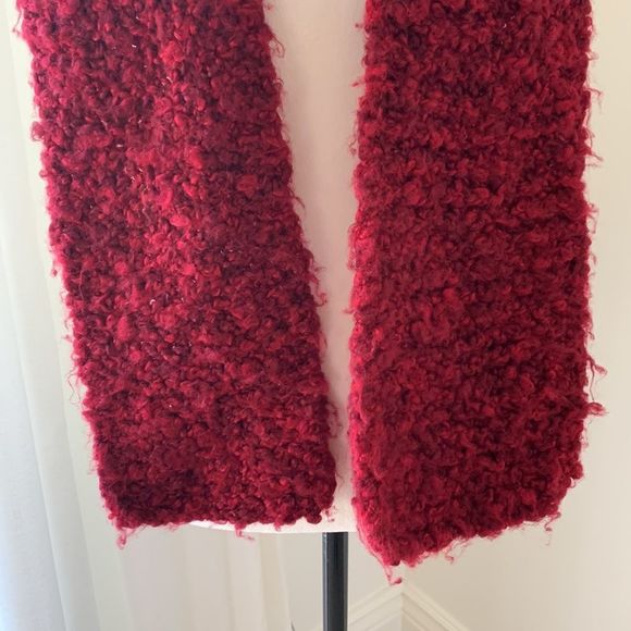 Hand knit chunky wool scarf in deep red - Picture 4 of 7